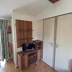 Location De Mobilhomes 3 Chambres, 3 Etoiles *
